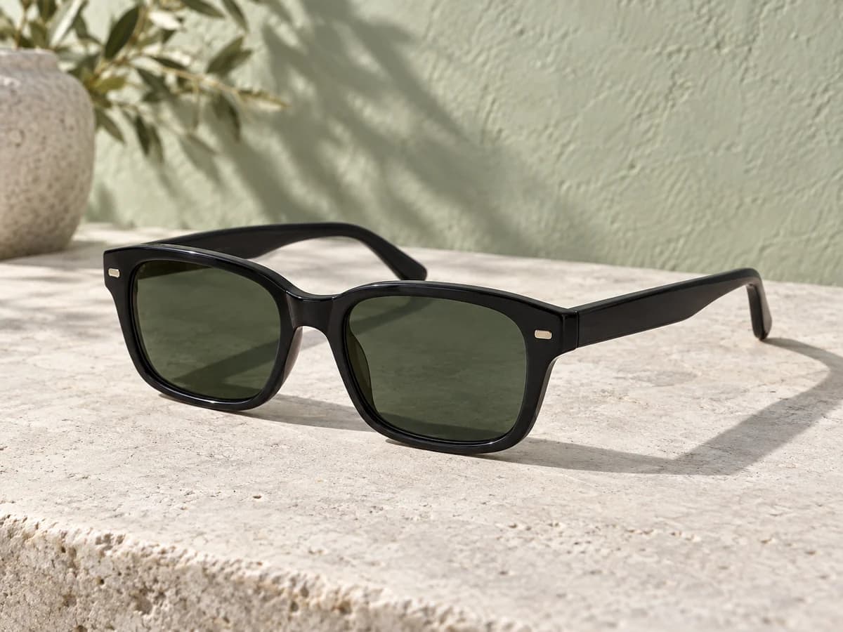 Óculos de sol com armação preta e lentes escuras