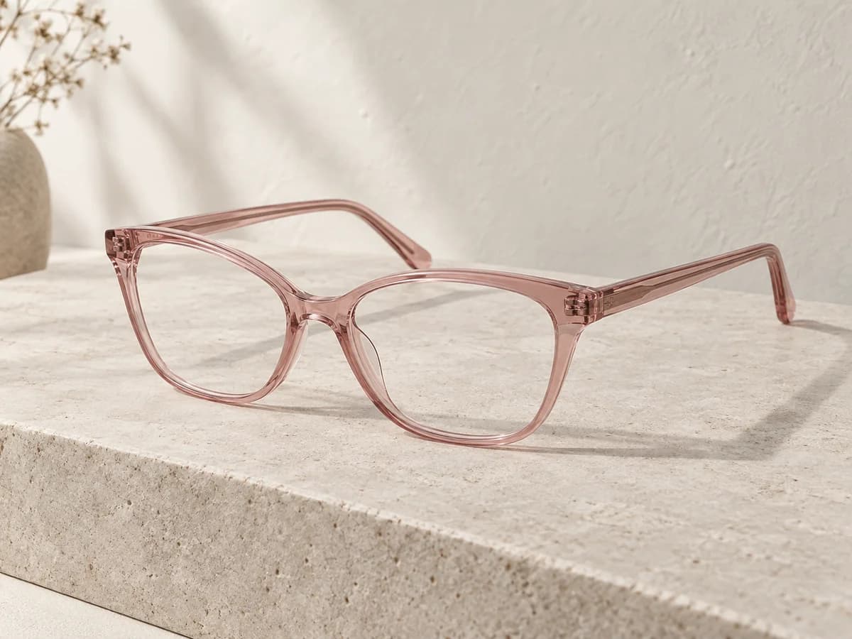 Armação gatinho em tom rosé com lentes transparentes