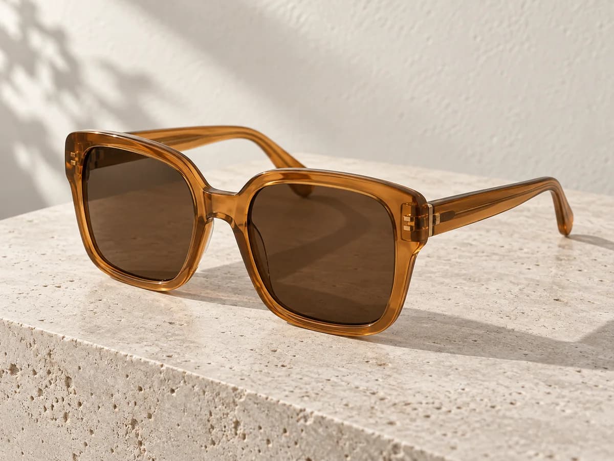 Óculos de sol quadrado em tom mel com lentes escuras